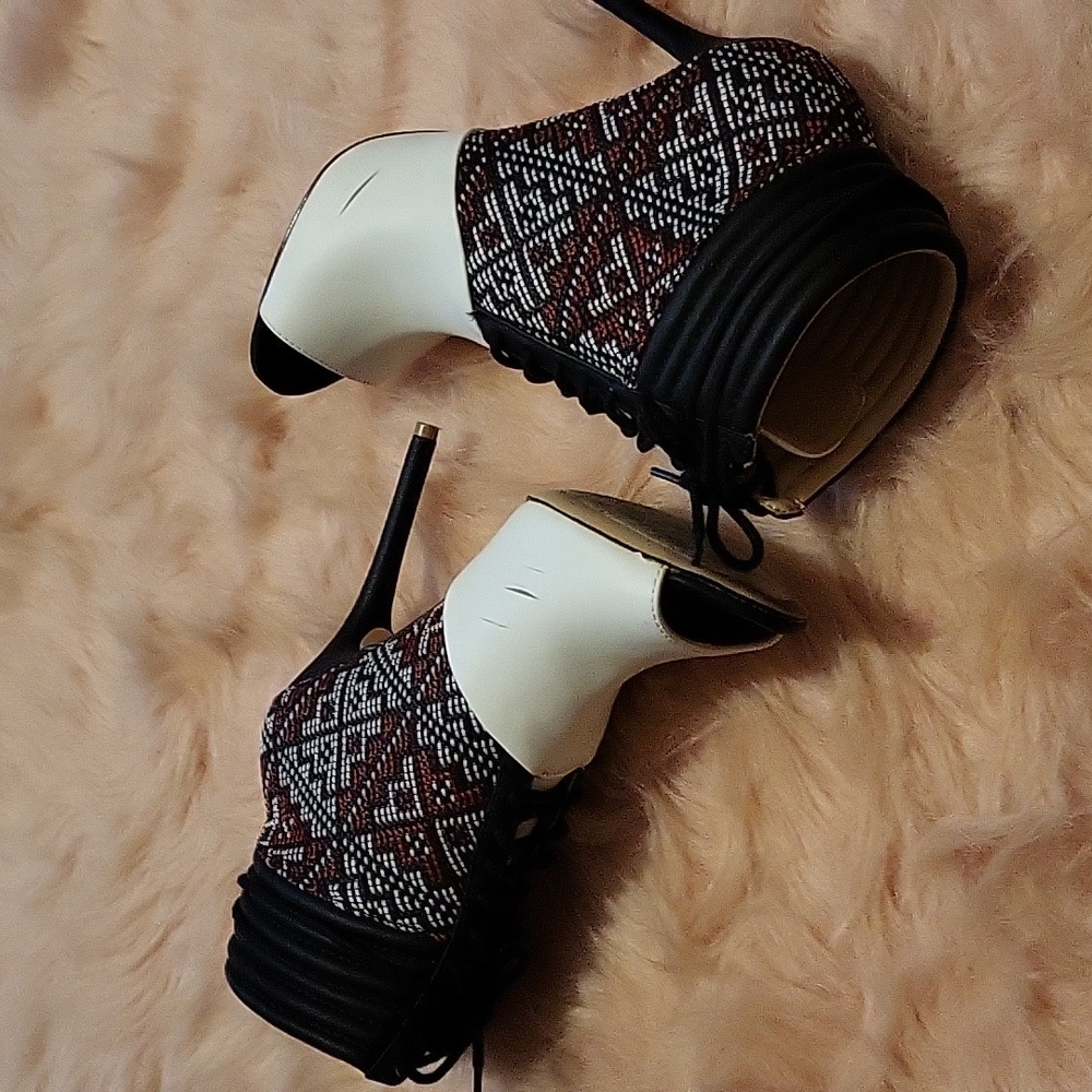 Bootie Peep Toe Unique Pattern - Picture 3 of 6